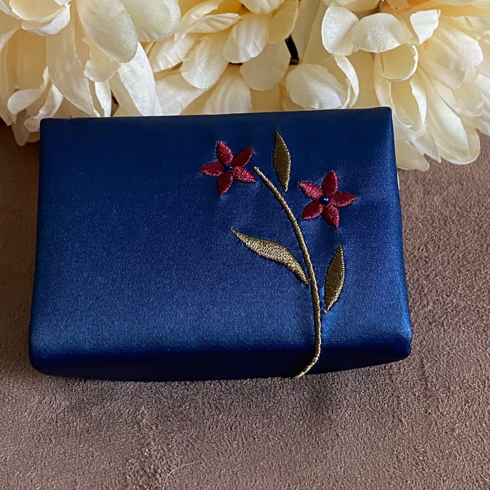 Avon classic Petite Beauty Clutch with snap closure and mirror. Vintage, NEW
